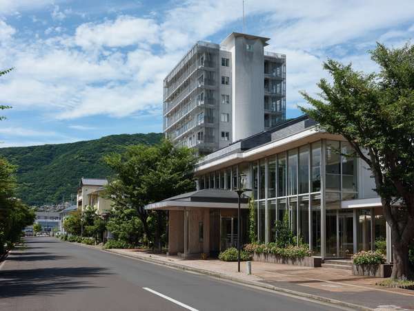 青空の下のモダンな建物と豊かな緑