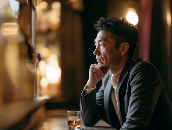 バーで物思いにふける男性