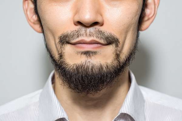 ヒゲを生やした男性のクローズアップ