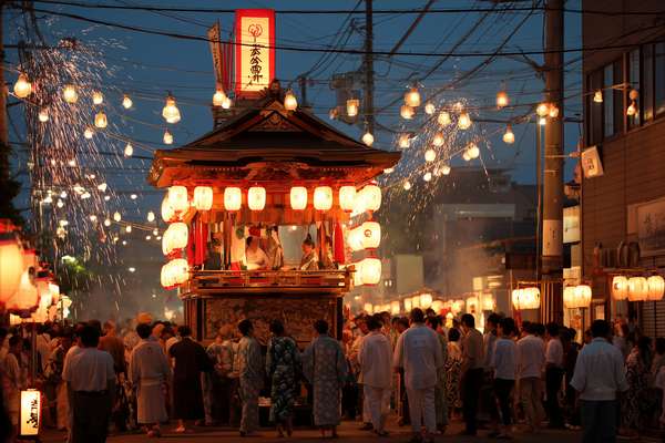 日本の祭りで山車を引く人々