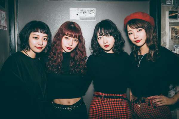 黒い服を着たスタイリッシュな4人の女性グループ