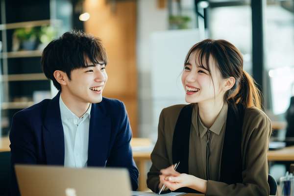 オフィスで打ち合わせをする男女