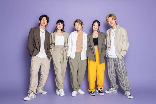 並んで立つ笑顔の若者グループ