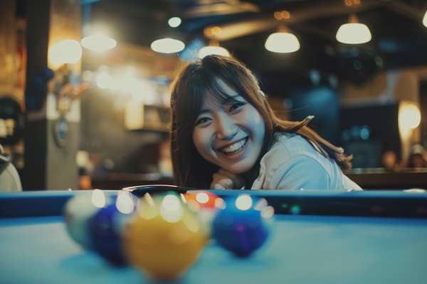 ビリヤードを楽しむ笑顔の女性