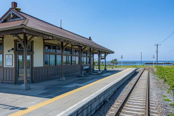 海が見えるレトロな無人駅のホーム