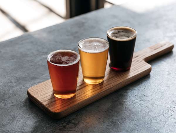 木製ボードに乗った3種類のビールテイスティングセット