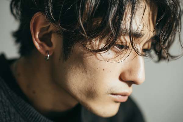 物思いにふける若者のポートレート