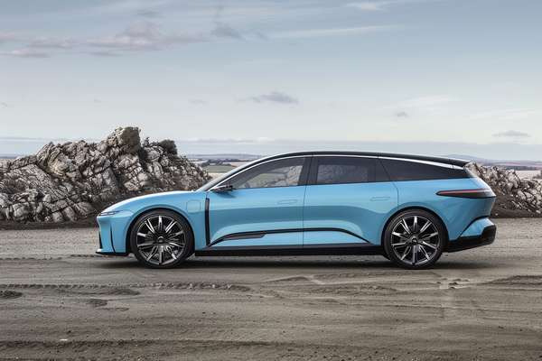 荒野を走るスタイリッシュな電気自動車