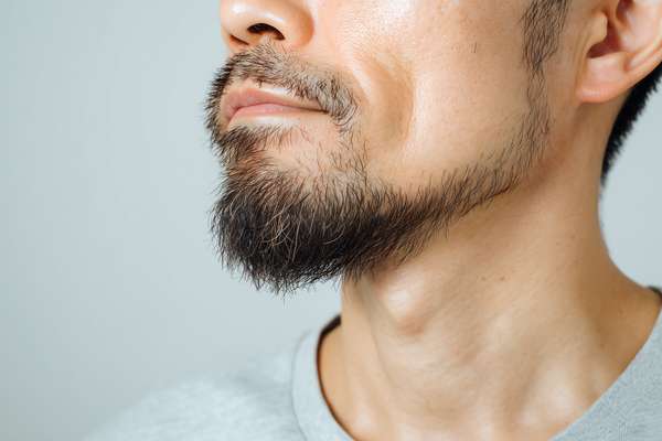 無精髭を生やした男性の横顔