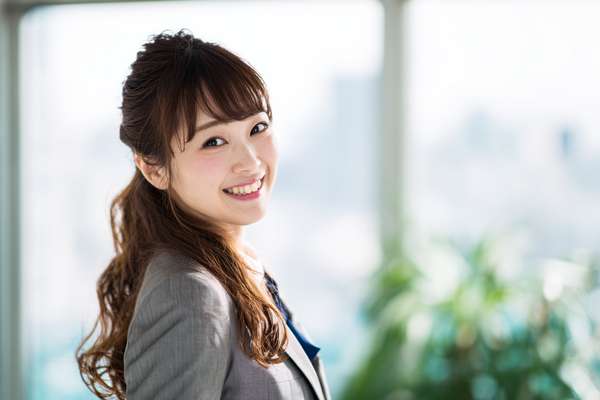 オフィスで微笑む日本人ビジネスウーマン