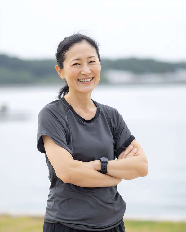 屋外で微笑むアクティブな中高年女性