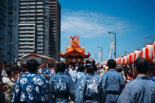 日本の伝統的な祭りに参加する人々