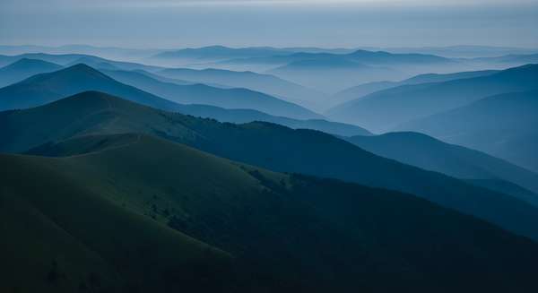 幾重にも重なる青い山並みと霧