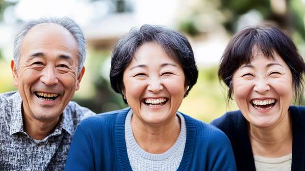 笑顔で寄り添うシニア世代の男女3人
