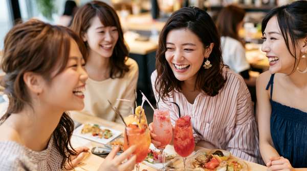 女子会で乾杯する笑顔の女性たち