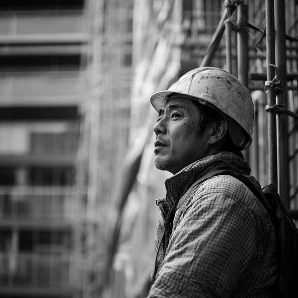 建設現場で働く男性のポートレート