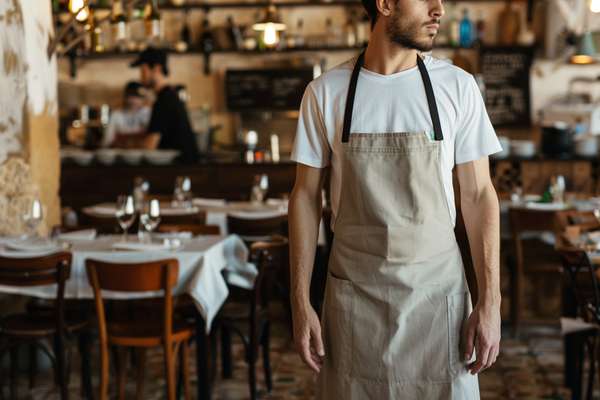 レストランで働く男性スタッフ