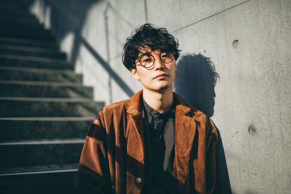 都会的な雰囲気の若い男性ポートレート