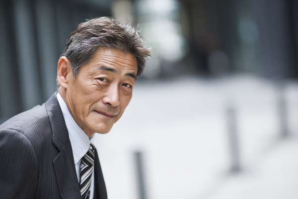オフィス街のスーツを着た日本人ビジネスマン