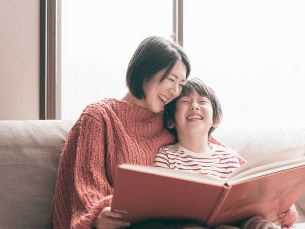 絵本を読んで笑顔の母と子