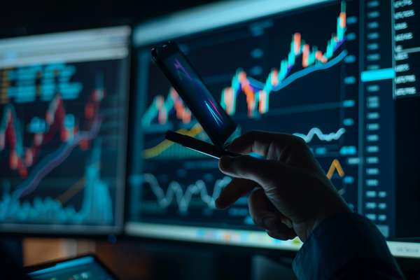 株価チャートを分析するトレーダー