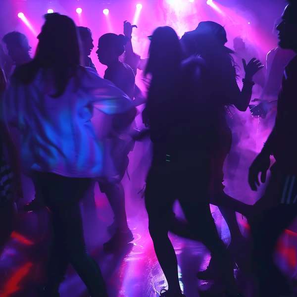 クラブで踊る若者たちのシルエット