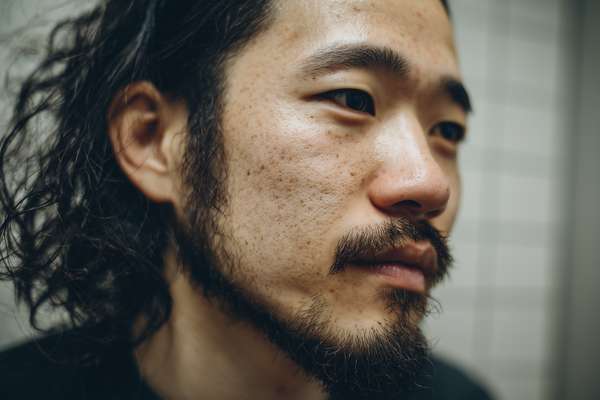 肌の質感をありのままに見せる日本人男性のポートレート
