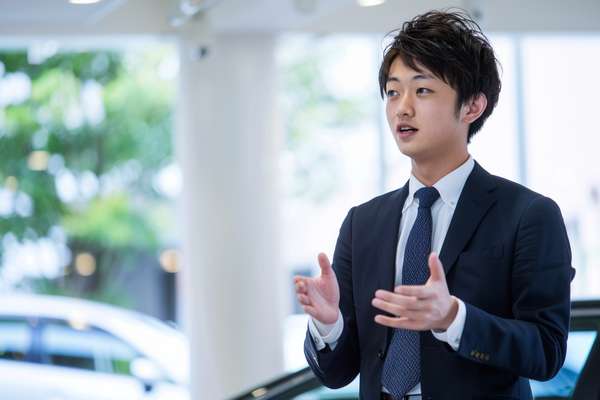 プレゼンテーションを行う若い日本人ビジネスマン
