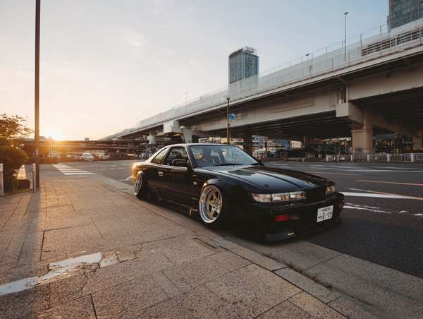 夕暮れの街角に佇むカスタムされた日産シルビア
