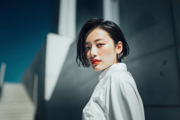 都会のクールな女性のポートレート