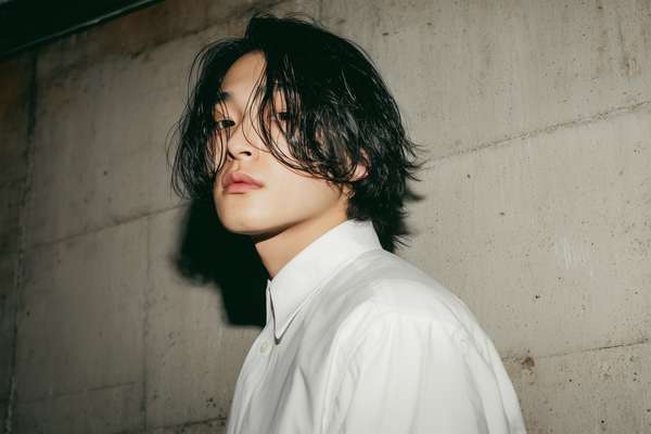 ウェットヘアでクールな表情を見せる若い男性のポートレート