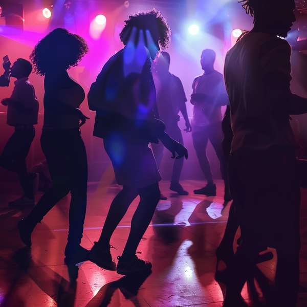 ナイトクラブで楽しそうに踊る若者たちのシルエット