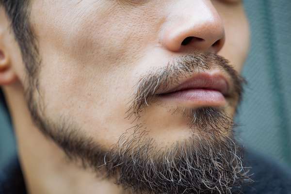 無精髭を生やした男性の横顔