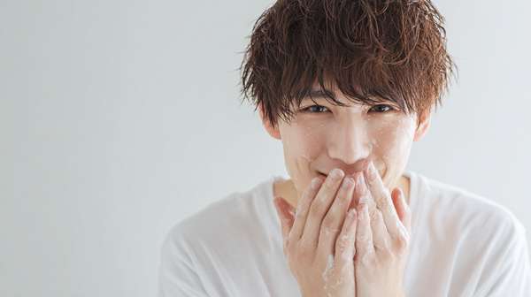 洗顔をする清潔感のある男性