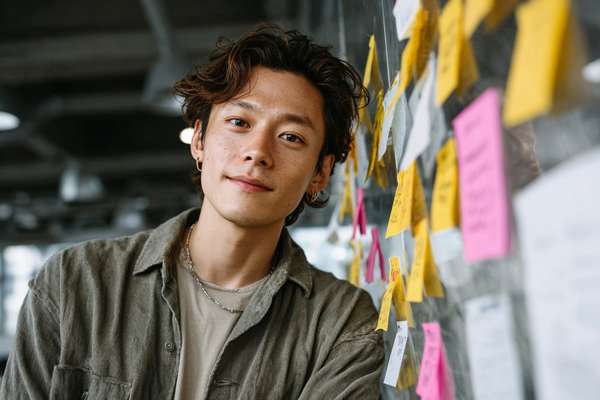オフィスで働く若いアジア人男性