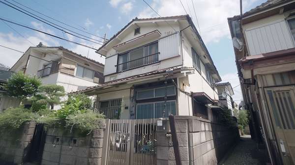 日本の住宅街に建つ古い一軒家
