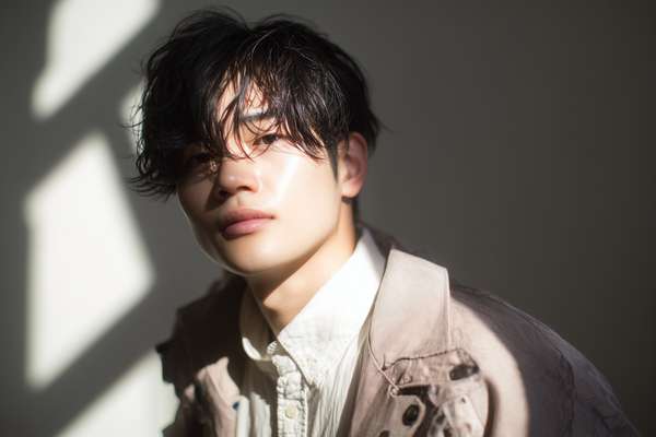 光と影に包まれた若い男性のポートレート