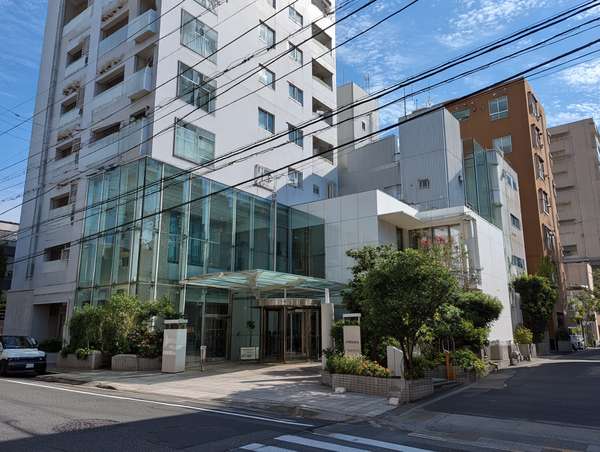 都会の洗練されたガラス張りのモダンなエントランス