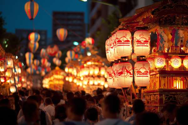 日本の祭りの夜を彩る提灯と山車