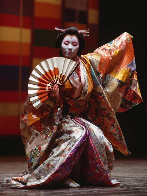 日本舞踊を踊る伝統的な芸者