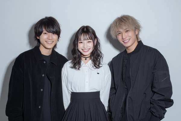 笑顔の男女3人組
