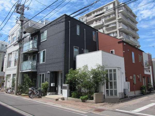 日本の街角にある現代的な住宅とマンション