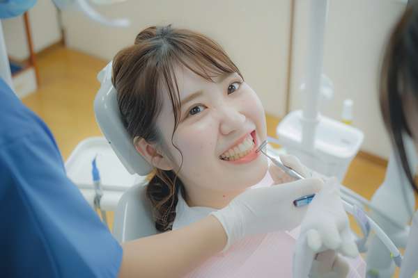 歯科検診を受ける笑顔の女性