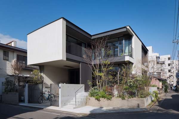 都会的なモダンスタイルの二階建て住宅