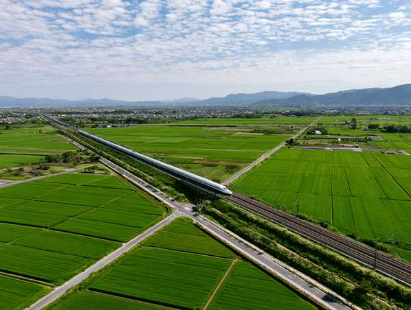 田園風景の中を走る日本の高速鉄道