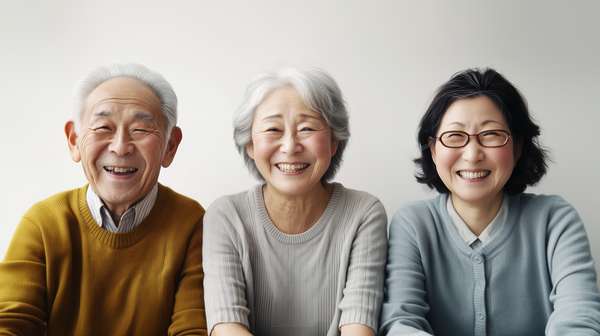 笑顔で並ぶ幸せな高齢者のグループ