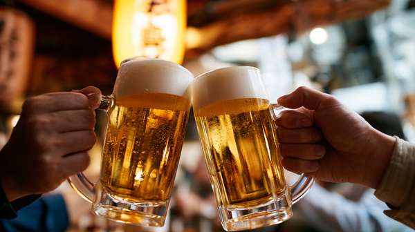 居酒屋でビールジョッキで乾杯