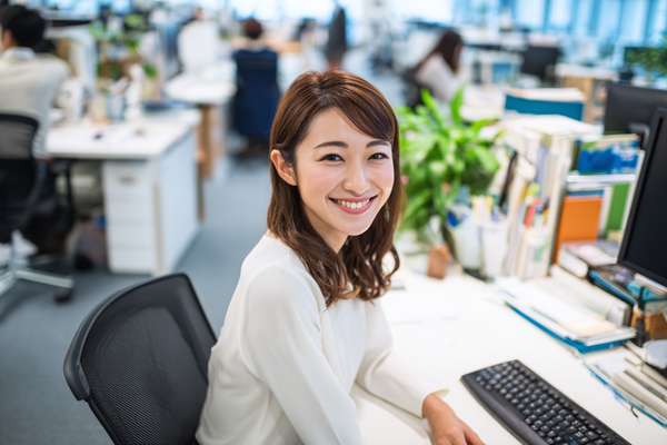 オフィスで働く笑顔の日本人女性