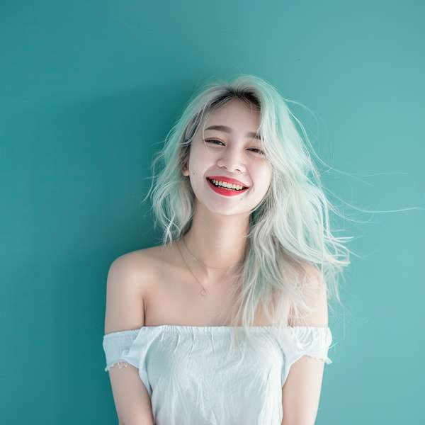 ミントグリーンの髪の女性の明るい笑顔