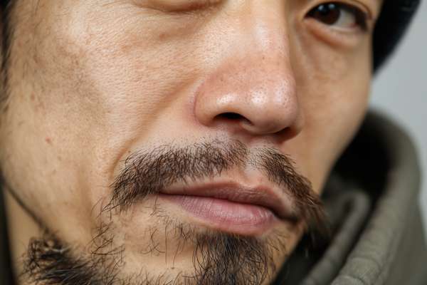 口元にヒゲを蓄えた男性のクローズアップ